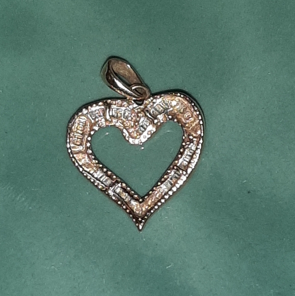 💞Beautiful! Solid 10 kt. Gold & Genuine Diamond Heart Pendant💞 - Picture 4 of 6